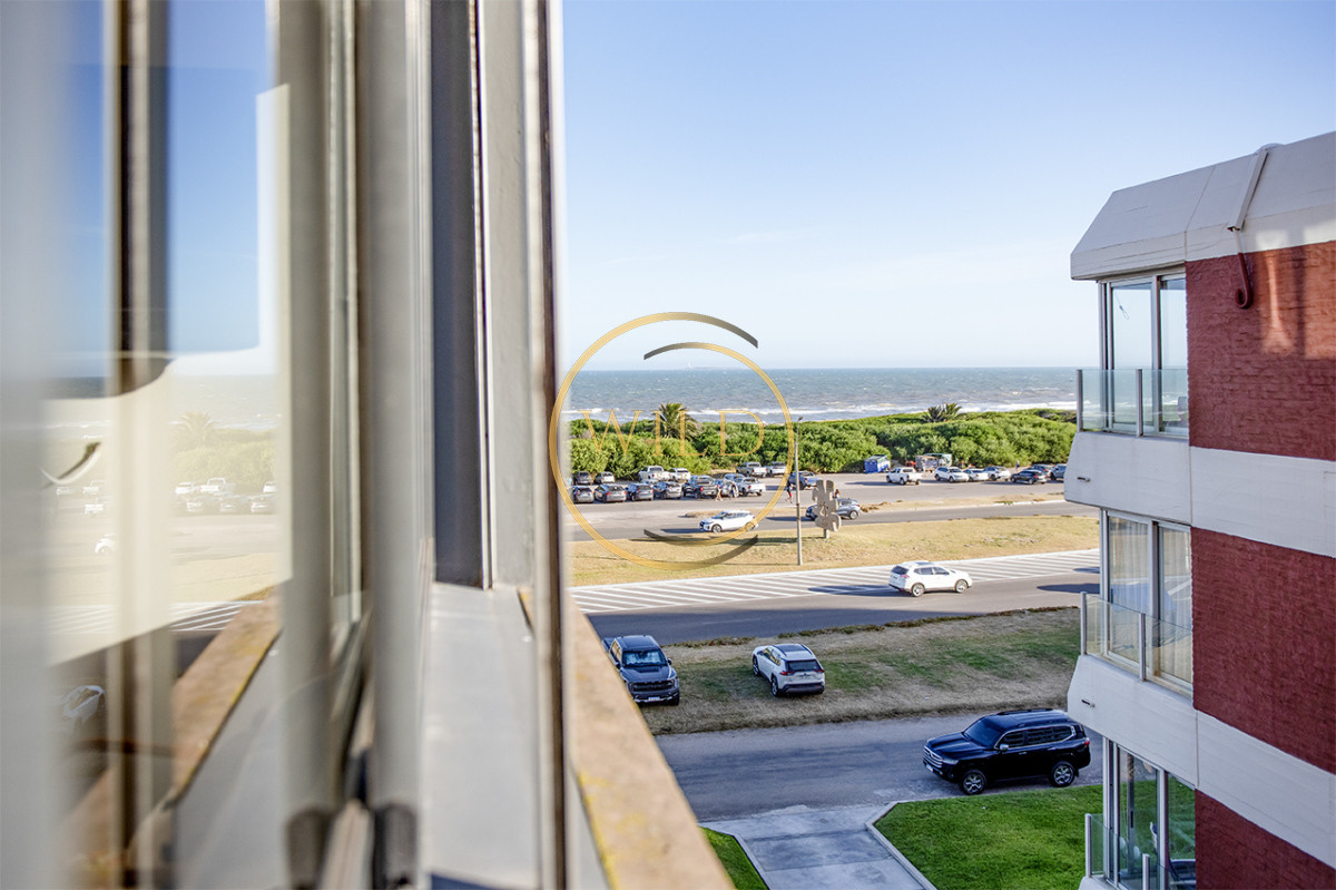 Apartamento ID.2237 - Apartamento Penthouse, frente al mar, playa brava, 3 dormitorios con hermosa vista