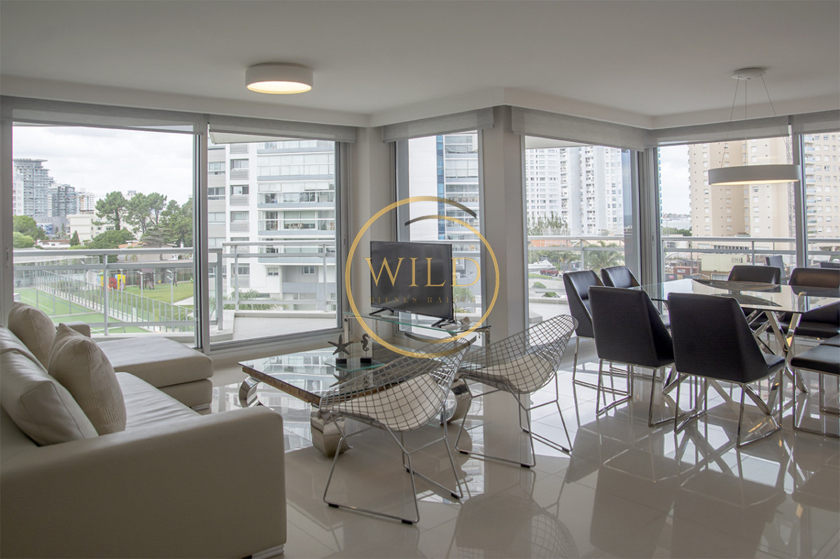 Apartamento ID.5575 - Apartamento de 3 Dormitorios en Playa Mansa en venta  - A Pasos del Mar