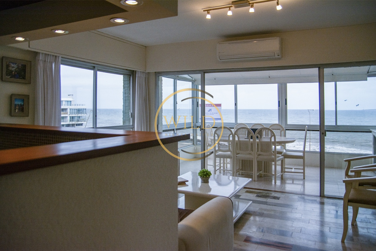 Apartamento ID.1810 - Departamento de 3 dormitorio con parrillero en venta , ultimo piso frente al mar, Punta del Este