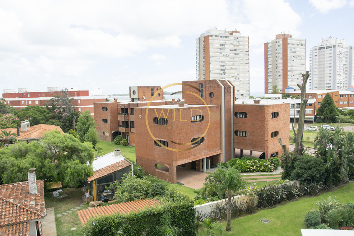 Apartamento ID.5575 - Apartamento de 3 Dormitorios en Playa Mansa en venta  - A Pasos del Mar