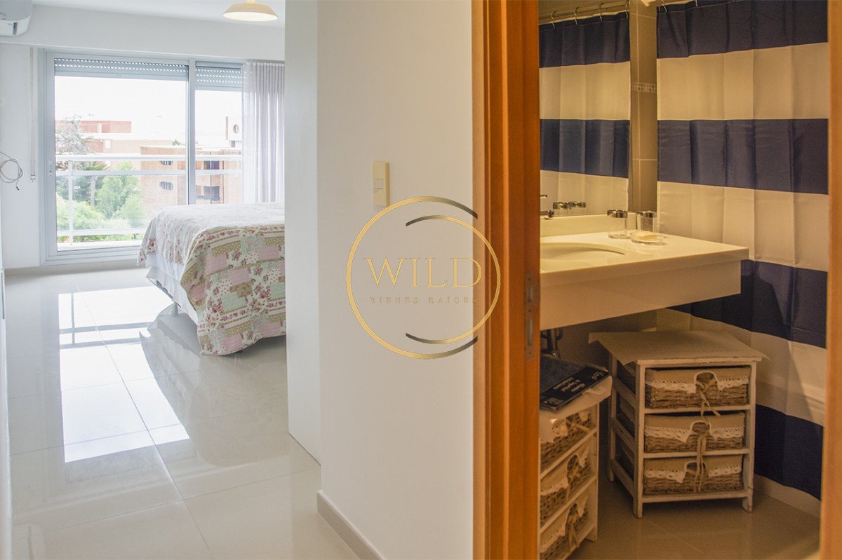 Apartamento ID.5575 - Apartamento de 3 Dormitorios en Playa Mansa en venta  - A Pasos del Mar