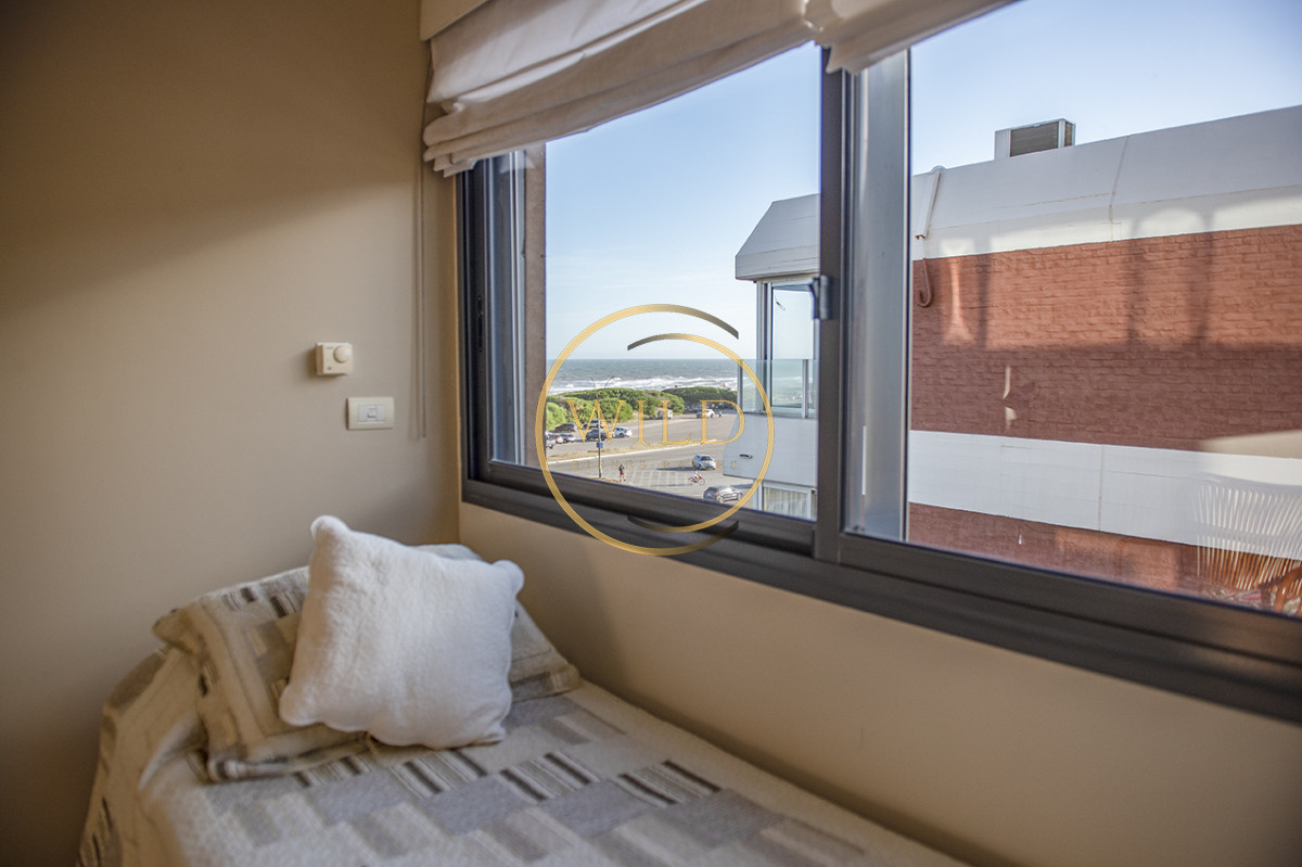 Apartamento ID.2237 - Apartamento Penthouse, frente al mar, playa brava, 3 dormitorios con hermosa vista