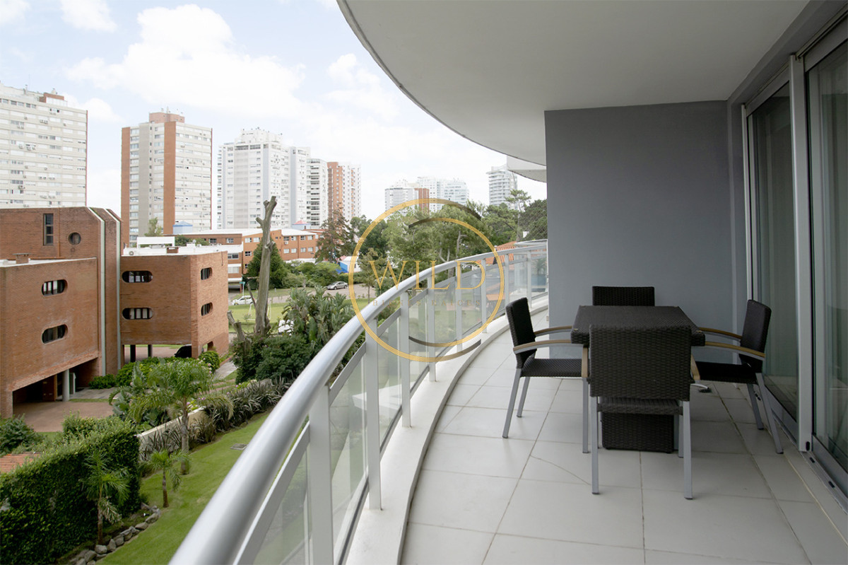 Apartamento ID.5575 - Apartamento de 3 Dormitorios en Playa Mansa en venta  - A Pasos del Mar