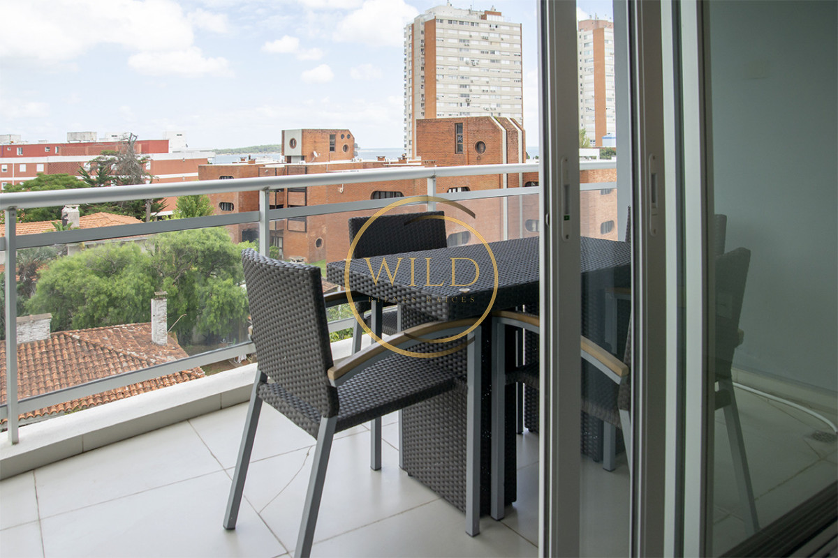 Apartamento ID.5575 - Apartamento de 3 Dormitorios en Playa Mansa en venta  - A Pasos del Mar