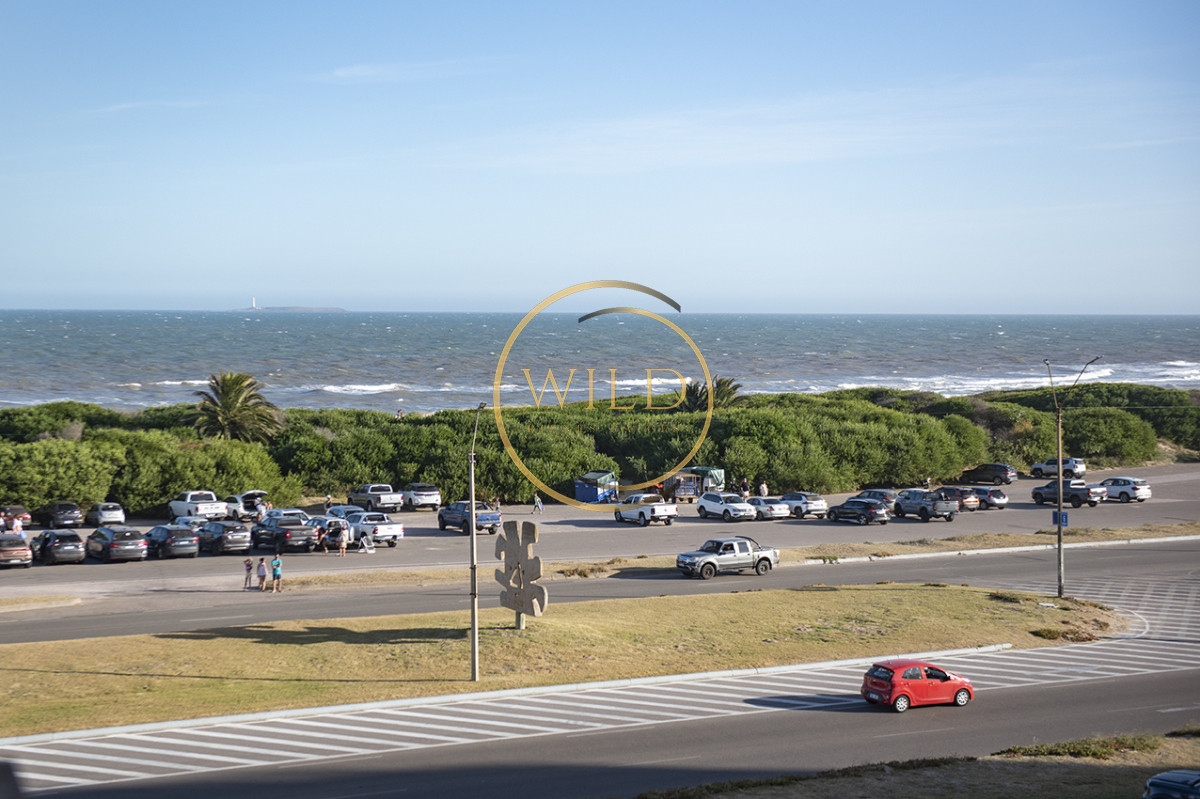 Apartamento ID.2237 - Apartamento Penthouse, frente al mar, playa brava, 3 dormitorios con hermosa vista