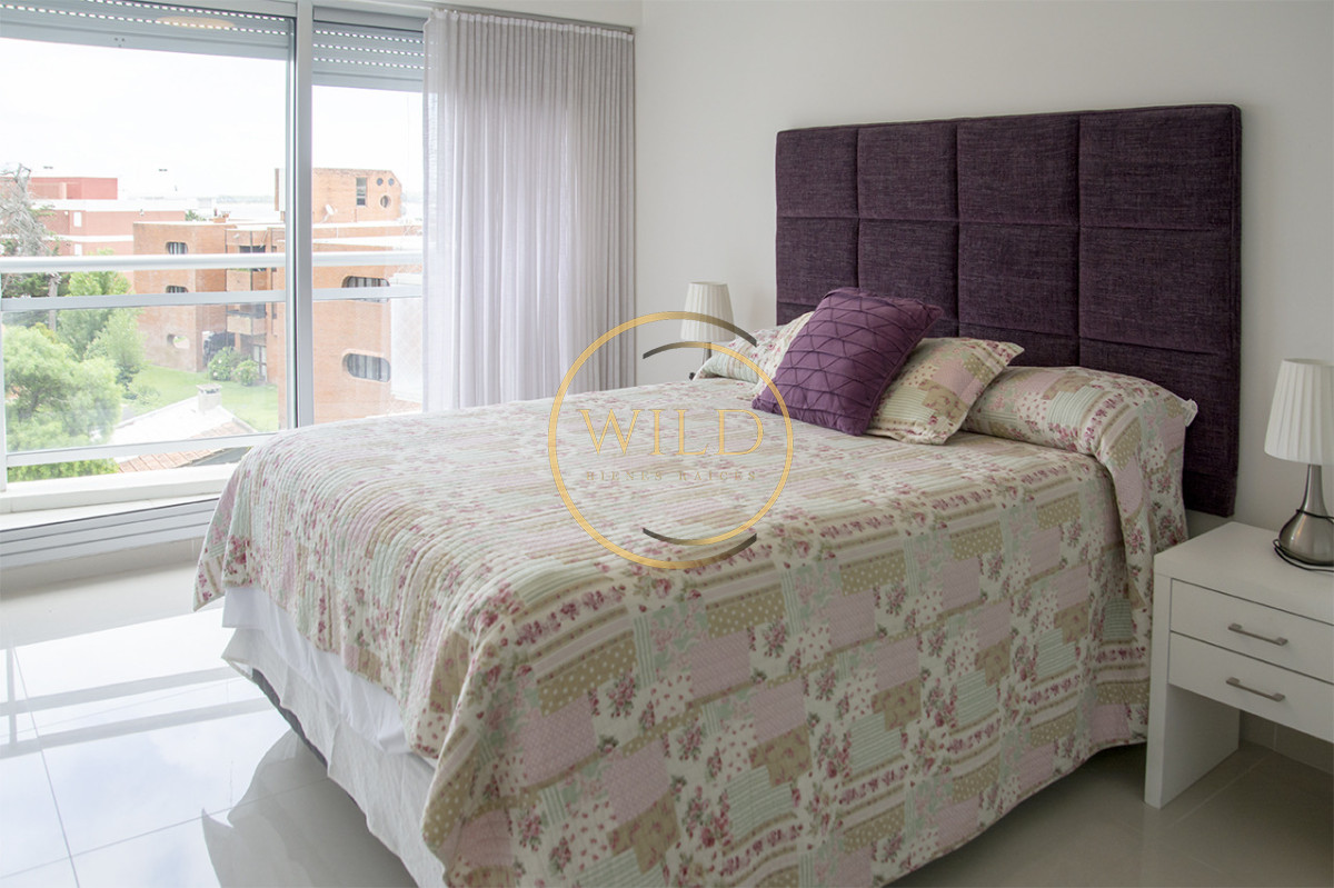Apartamento ID.5575 - Apartamento de 3 Dormitorios en Playa Mansa en venta  - A Pasos del Mar