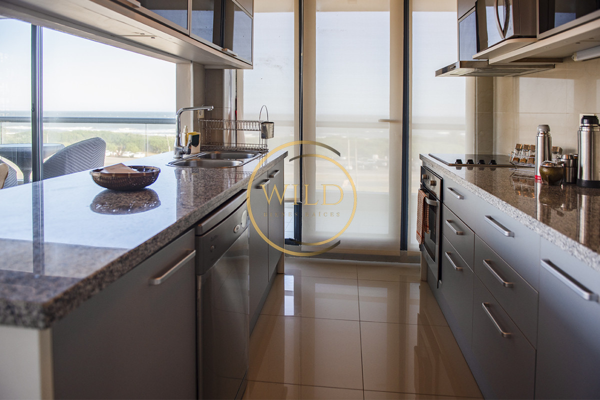 Apartamento ID.2237 - Apartamento Penthouse, frente al mar, playa brava, 3 dormitorios con hermosa vista