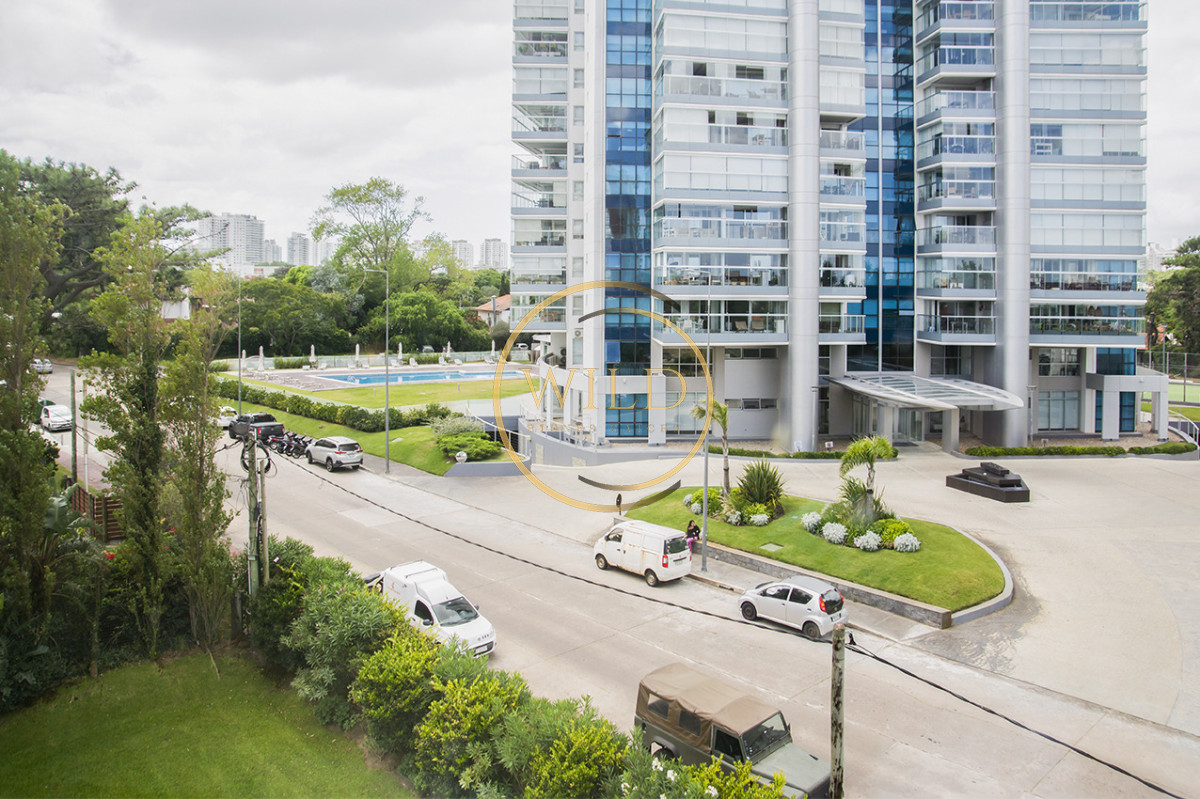 Apartamento ID.5575 - Apartamento de 3 Dormitorios en Playa Mansa en venta  - A Pasos del Mar