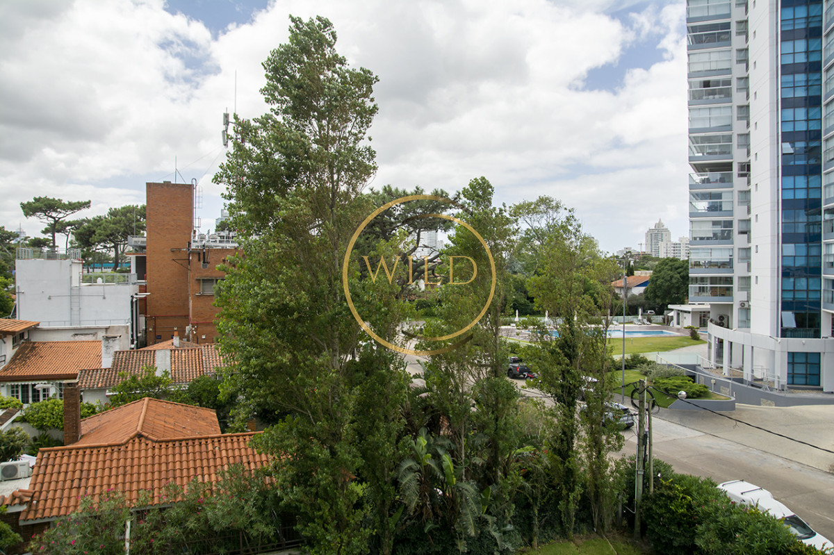 Apartamento ID.5575 - Apartamento de 3 Dormitorios en Playa Mansa en venta  - A Pasos del Mar