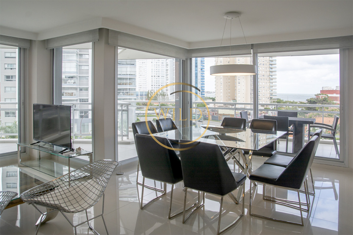 Apartamento ID.5575 - Apartamento de 3 Dormitorios en Playa Mansa en venta  - A Pasos del Mar