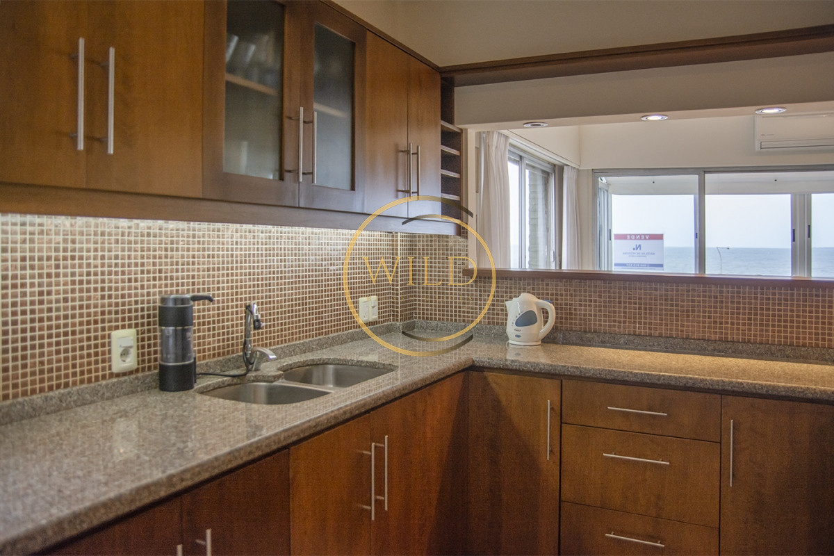 Apartamento ID.1810 - Departamento de 3 dormitorio con parrillero en venta , ultimo piso frente al mar, Punta del Este