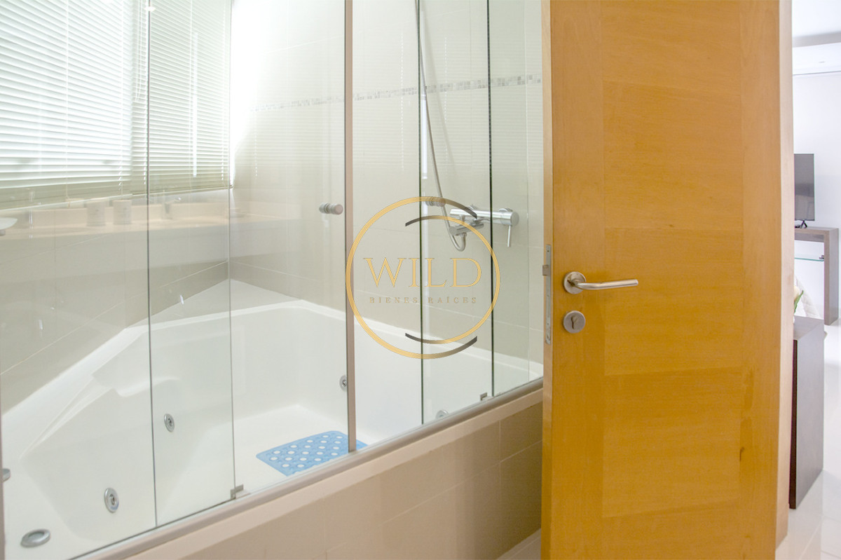 Apartamento ID.5575 - Apartamento de 3 Dormitorios en Playa Mansa en venta  - A Pasos del Mar