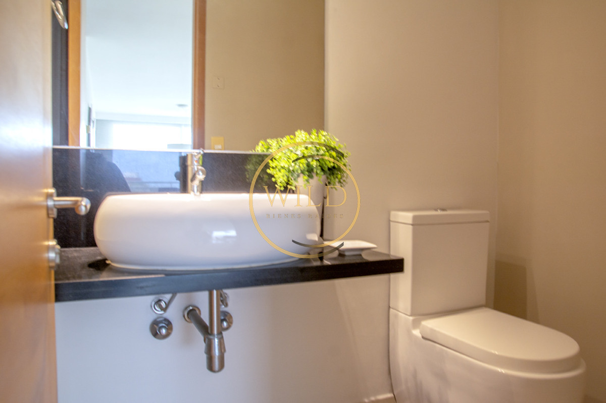 Apartamento ID.5575 - Apartamento de 3 Dormitorios en Playa Mansa en venta  - A Pasos del Mar