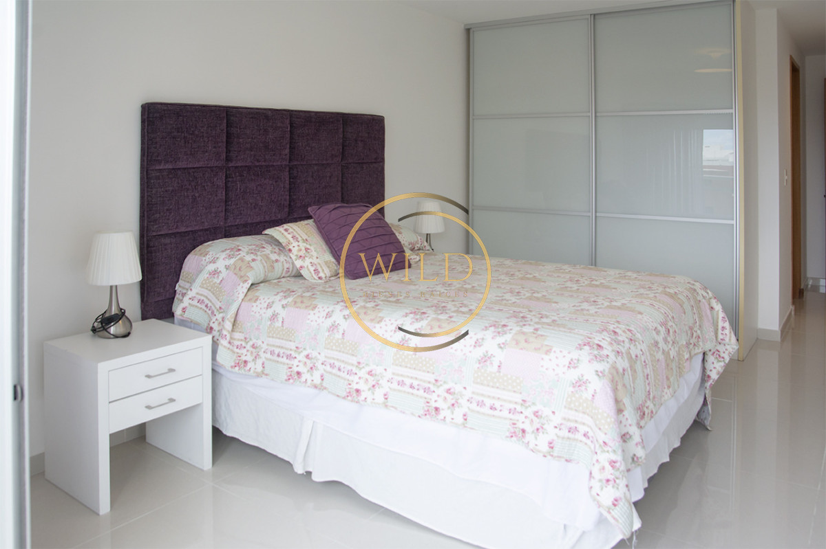 Apartamento ID.5575 - Apartamento de 3 Dormitorios en Playa Mansa en venta  - A Pasos del Mar