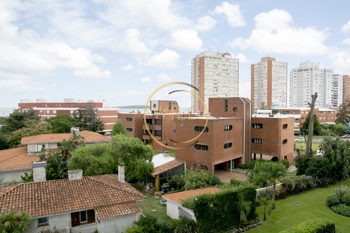 Apartamento ID.5575 - Apartamento de 3 Dormitorios en Playa Mansa en venta  - A Pasos del Mar