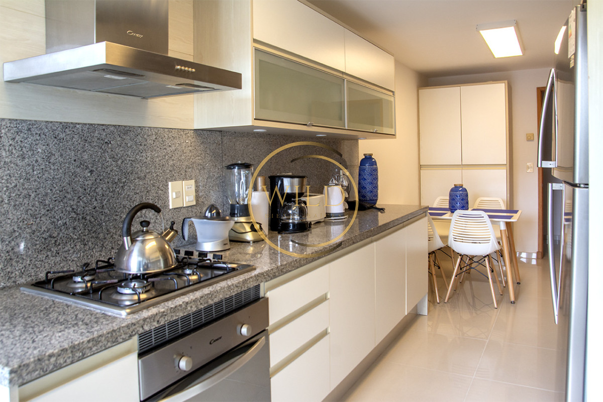 Apartamento ID.5575 - Apartamento de 3 Dormitorios en Playa Mansa en venta  - A Pasos del Mar