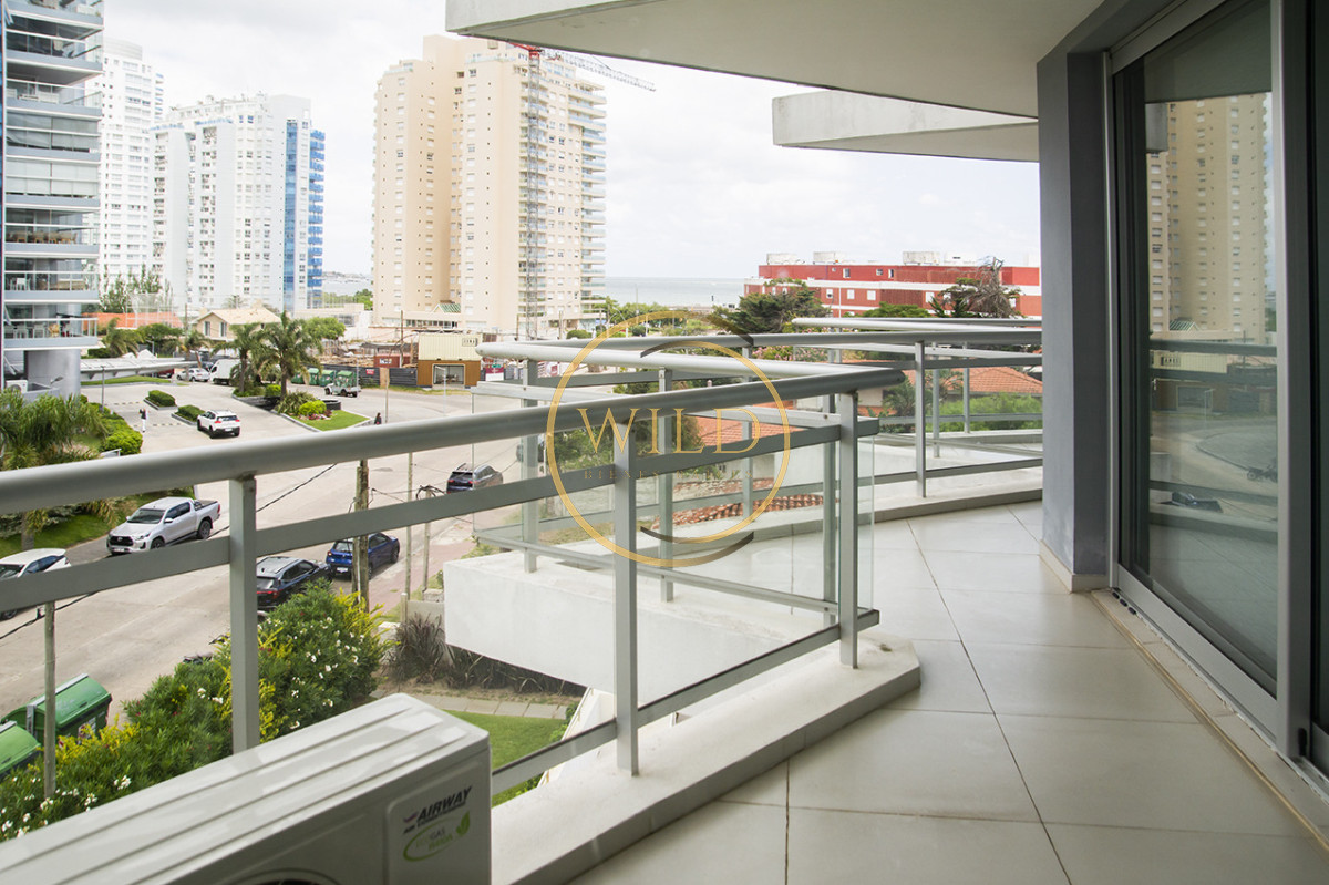 Apartamento ID.5575 - Apartamento de 3 Dormitorios en Playa Mansa en venta  - A Pasos del Mar