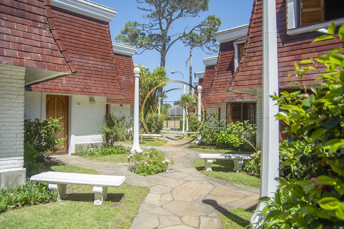Apartamento ID.2296 - Casa en venta 2 dormitorios en Playa Mansa, Punta del Este. 
