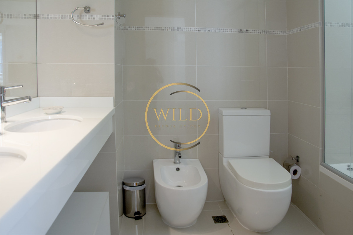 Apartamento ID.5575 - Apartamento de 3 Dormitorios en Playa Mansa en venta  - A Pasos del Mar