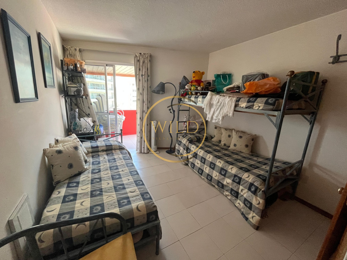 Apartamento ID.2079 - Oportunidad. Vende apartamento de 2 dormitorios con amplia planta en Punta del Este