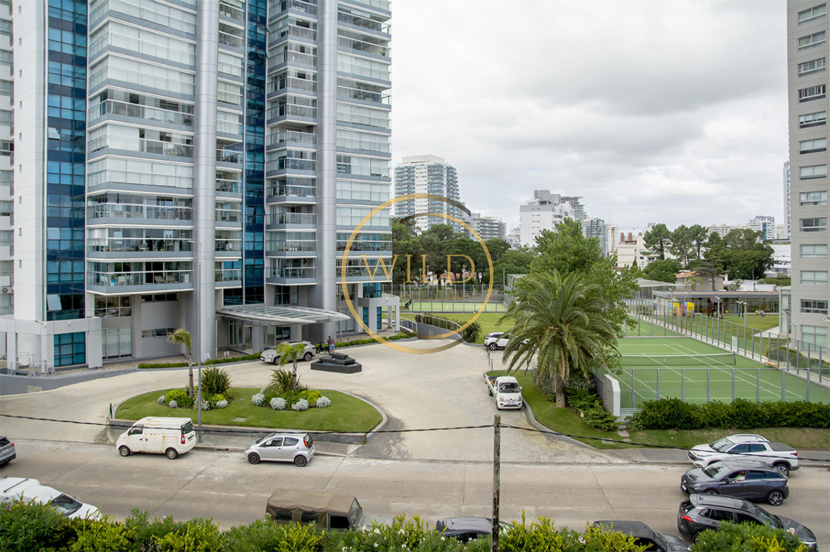 Apartamento ID.5575 - Apartamento de 3 Dormitorios en Playa Mansa en venta  - A Pasos del Mar