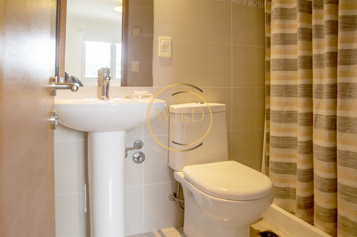 Apartamento ID.5575 - Apartamento de 3 Dormitorios en Playa Mansa en venta  - A Pasos del Mar