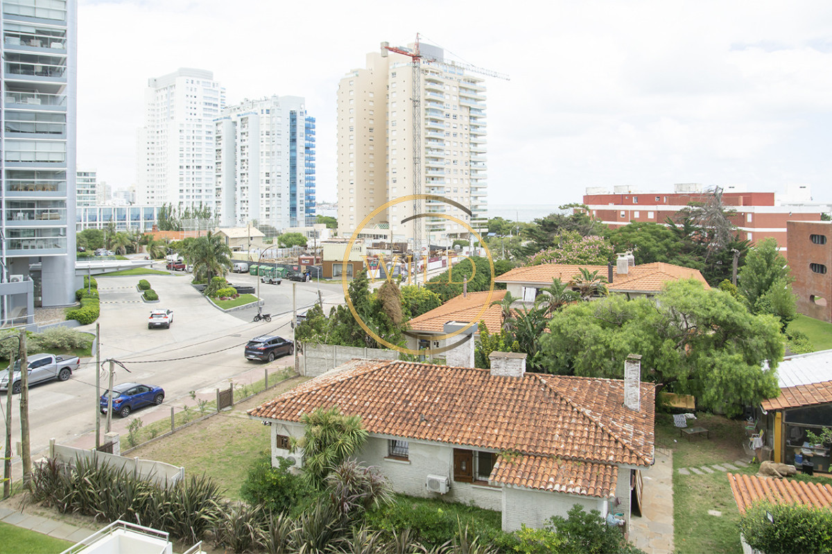 Apartamento ID.5575 - Apartamento de 3 Dormitorios en Playa Mansa en venta  - A Pasos del Mar