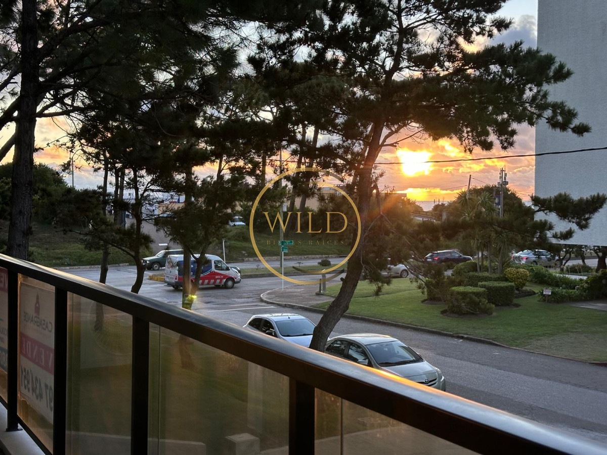 Apartamento ID.2235 - Vende oportunidad en Playa Mansa, primera línea de 2 dormitorios en Punta del Este 