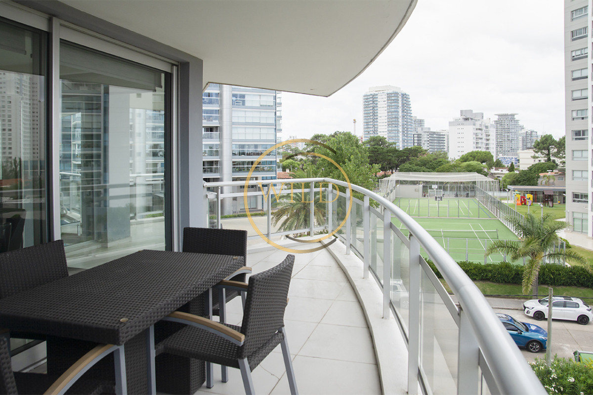 Apartamento ID.5575 - Apartamento de 3 Dormitorios en Playa Mansa en venta  - A Pasos del Mar