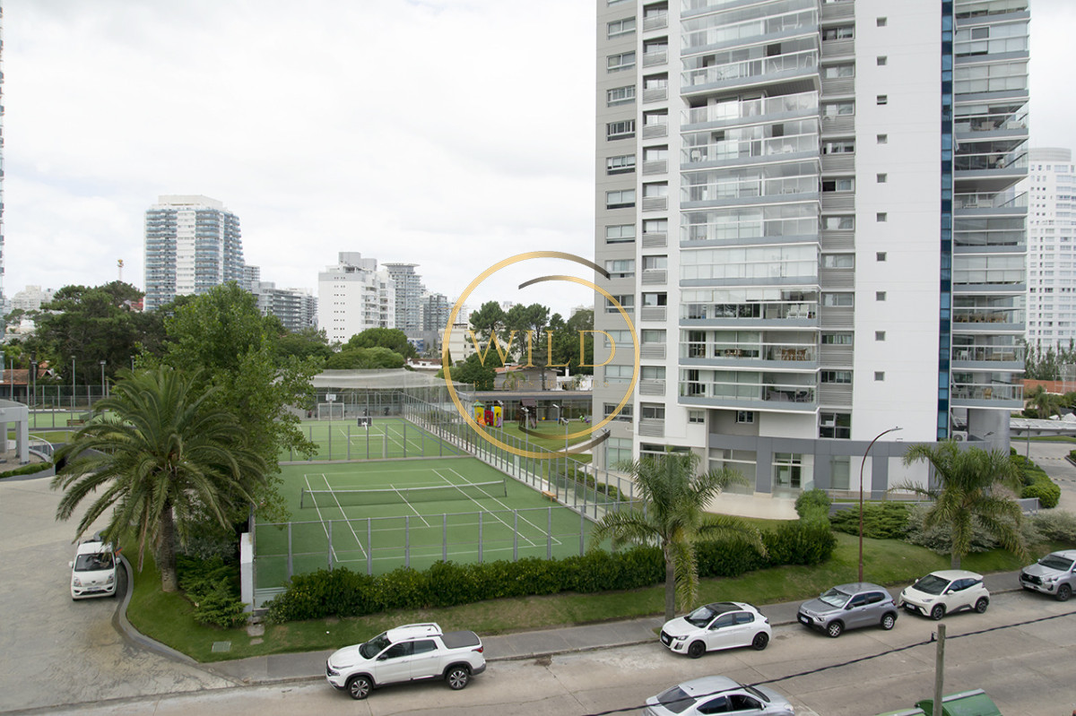 Apartamento ID.5575 - Apartamento de 3 Dormitorios en Playa Mansa en venta  - A Pasos del Mar