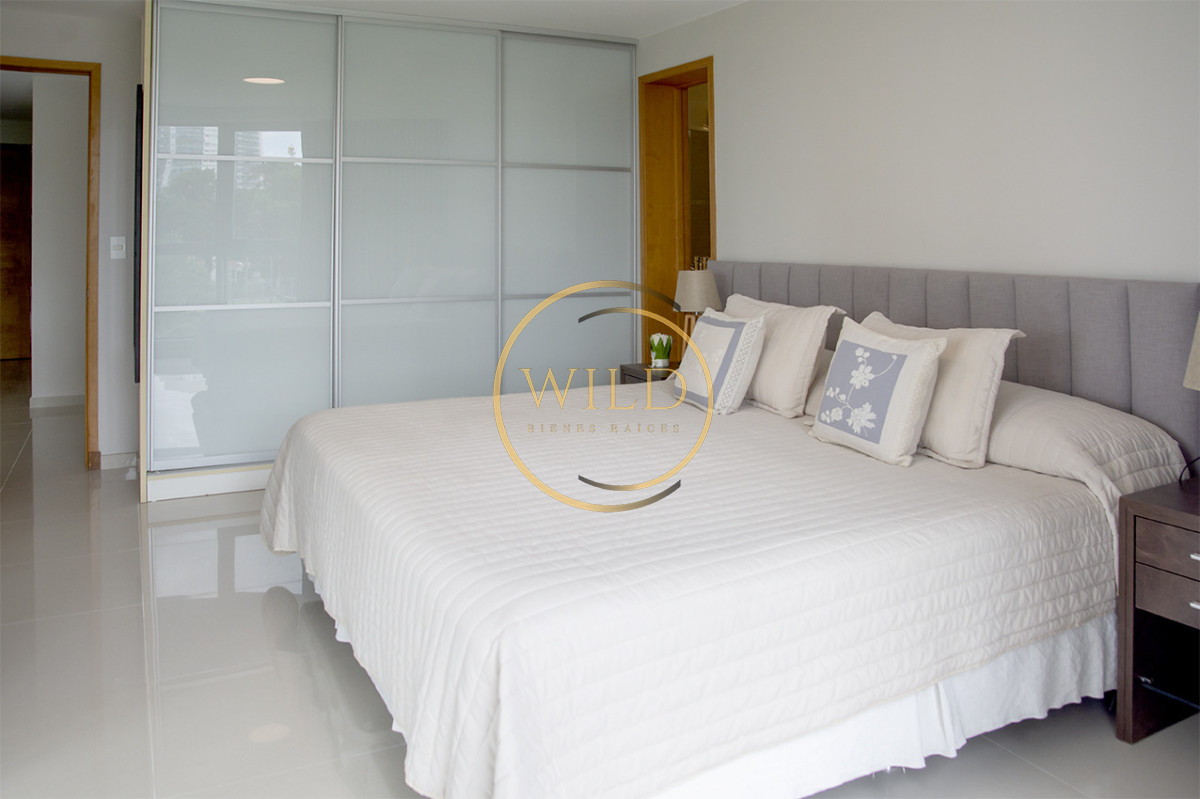 Apartamento ID.5575 - Apartamento de 3 Dormitorios en Playa Mansa en venta  - A Pasos del Mar