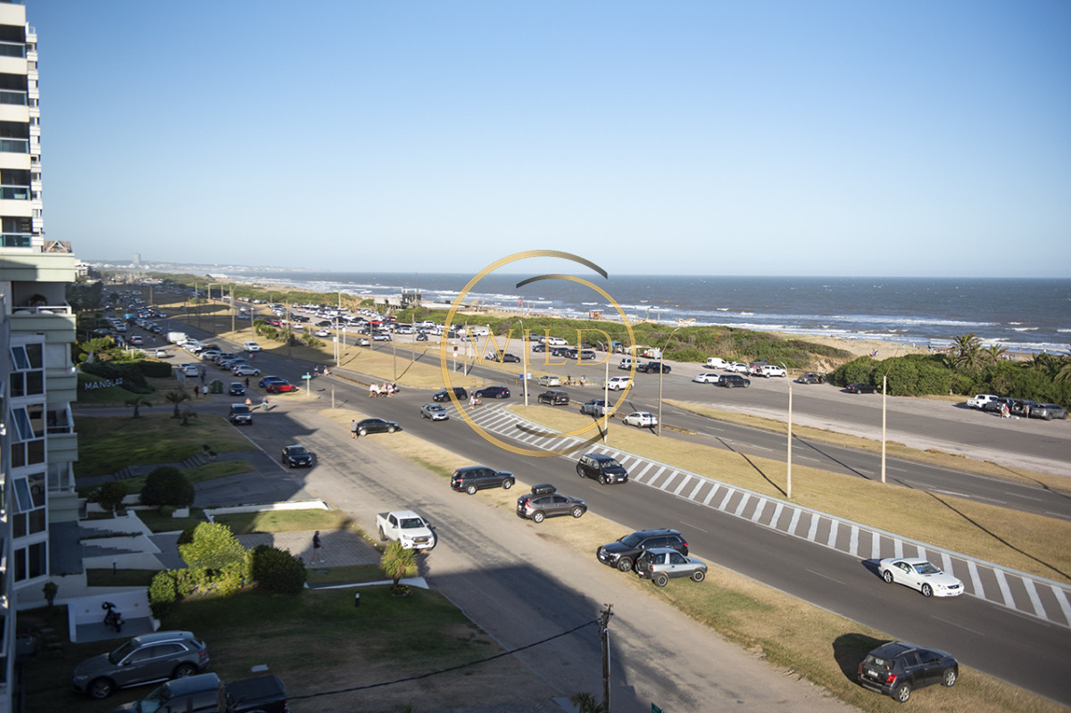 Apartamento ID.2237 - Apartamento Penthouse, frente al mar, playa brava, 3 dormitorios con hermosa vista