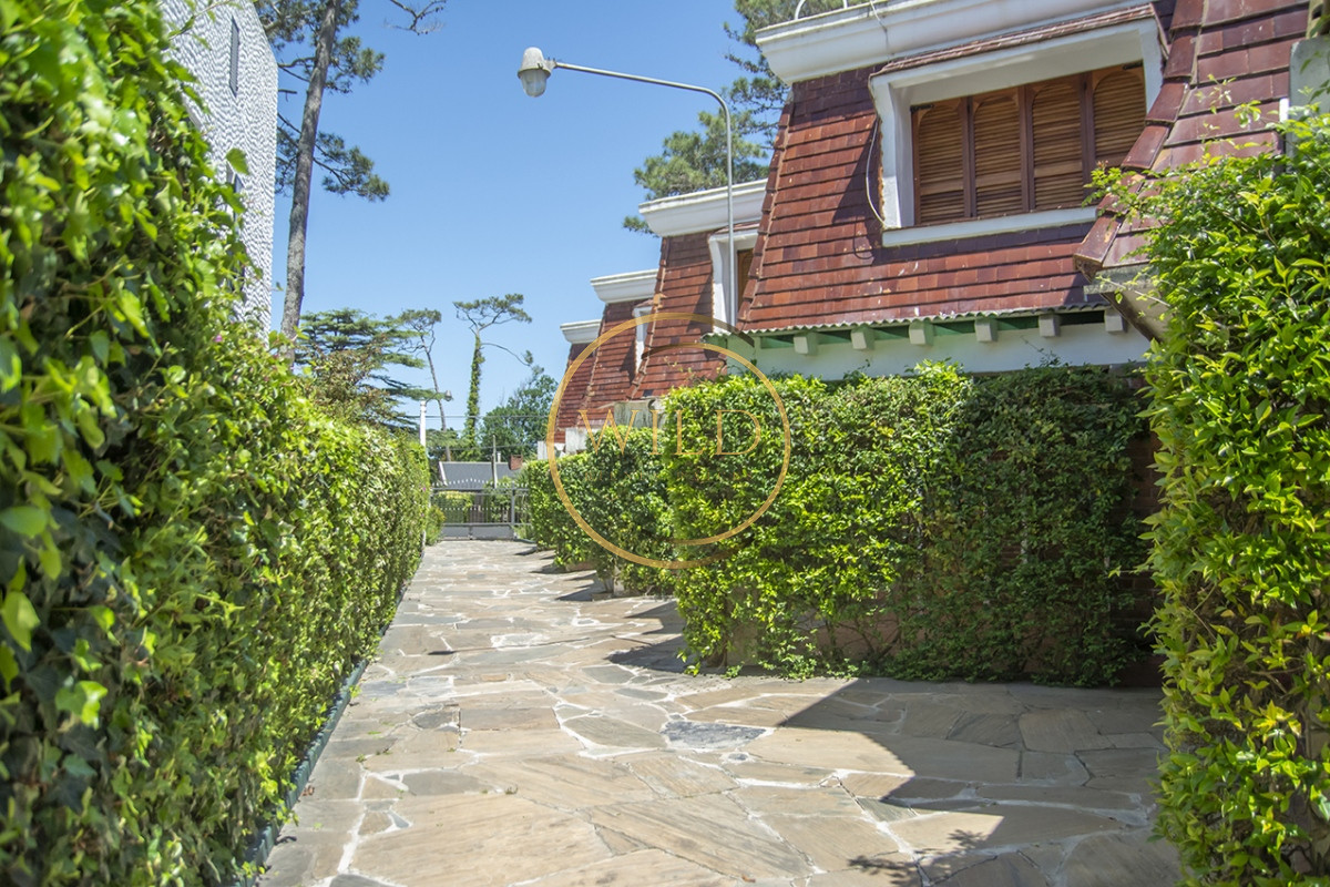 Apartamento ID.2296 - Casa en venta 2 dormitorios en Playa Mansa, Punta del Este. 