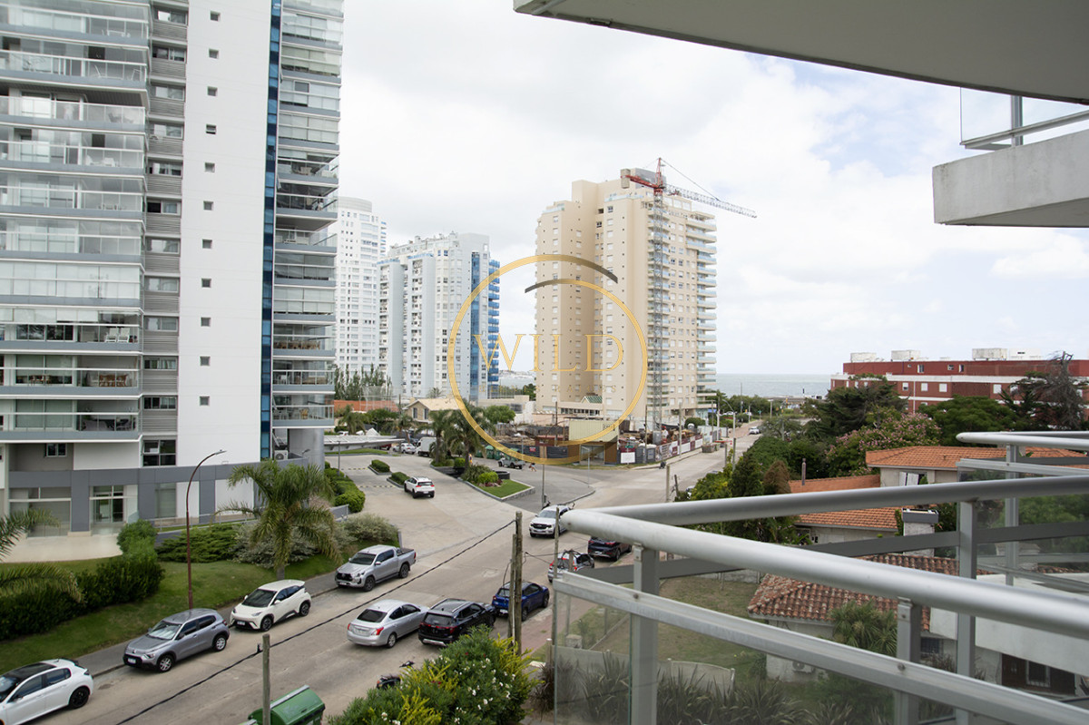 Apartamento ID.5575 - Apartamento de 3 Dormitorios en Playa Mansa en venta  - A Pasos del Mar