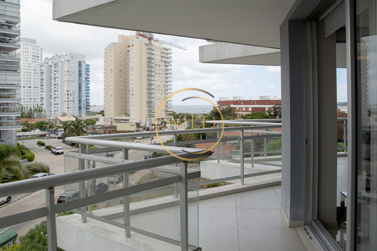 Apartamento ID.5575 - Apartamento de 3 Dormitorios en Playa Mansa en venta  - A Pasos del Mar