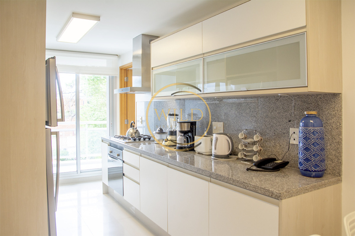 Apartamento ID.5575 - Apartamento de 3 Dormitorios en Playa Mansa en venta  - A Pasos del Mar