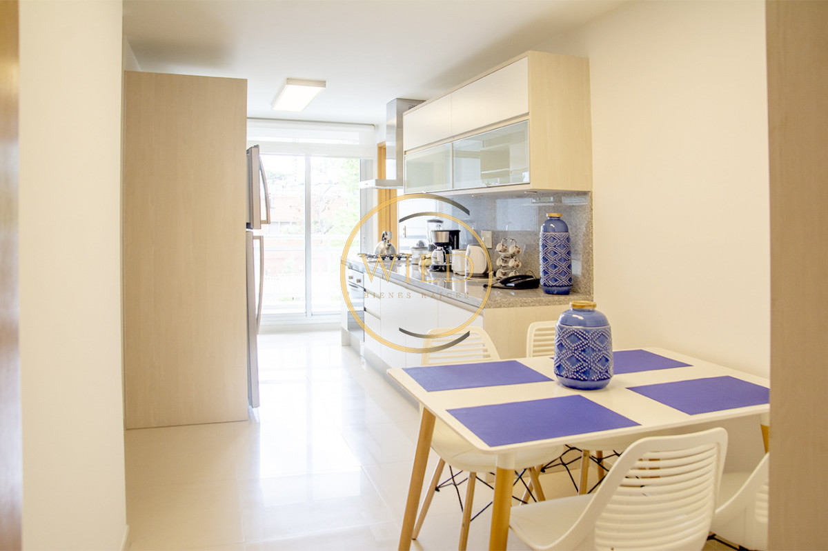 Apartamento ID.5575 - Apartamento de 3 Dormitorios en Playa Mansa en venta  - A Pasos del Mar