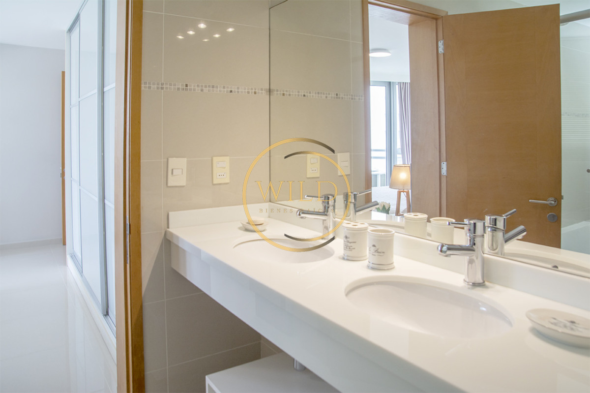 Apartamento ID.5575 - Apartamento de 3 Dormitorios en Playa Mansa en venta  - A Pasos del Mar