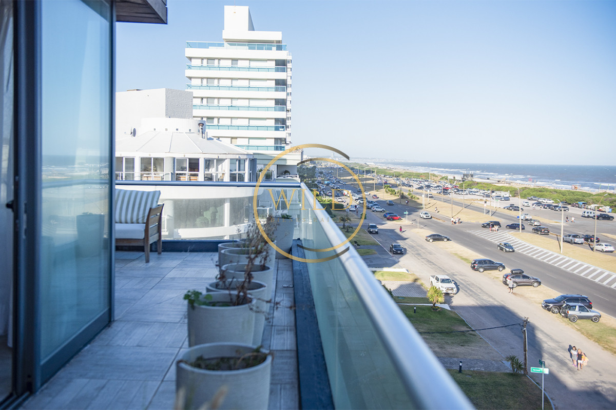 Apartamento ID.2237 - Apartamento Penthouse, frente al mar, playa brava, 3 dormitorios con hermosa vista