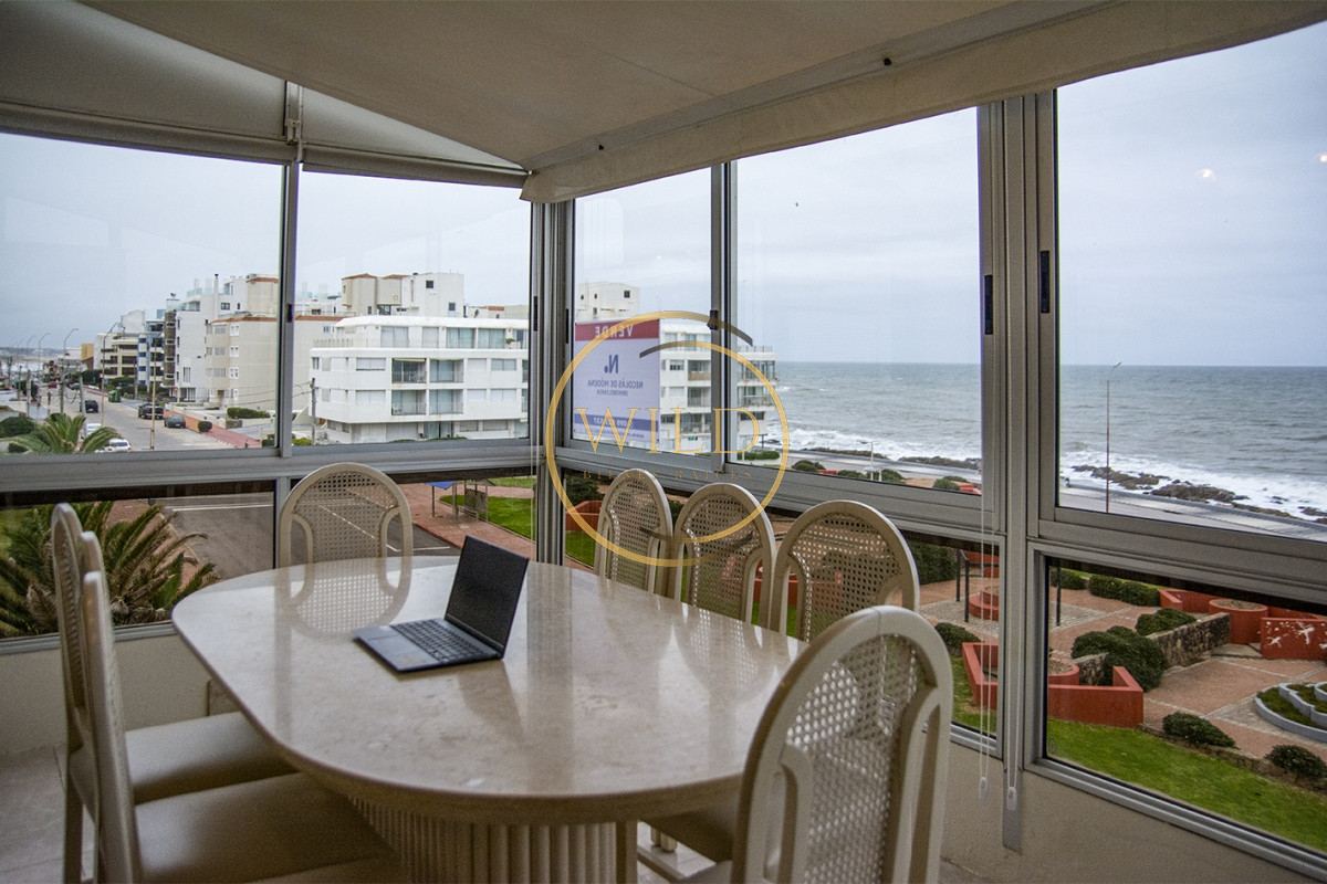 Apartamento ID.1810 - Departamento de 3 dormitorio con parrillero en venta , ultimo piso frente al mar, Punta del Este