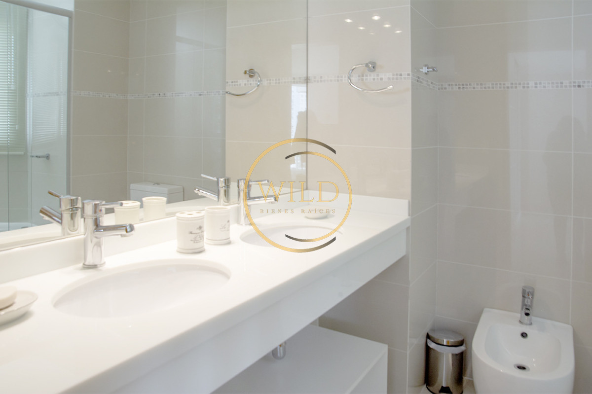 Apartamento ID.5575 - Apartamento de 3 Dormitorios en Playa Mansa en venta  - A Pasos del Mar