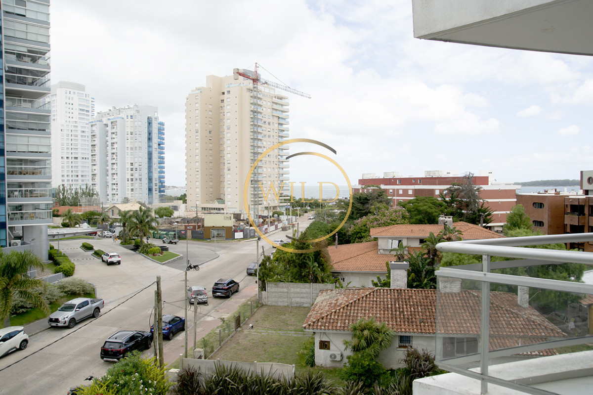 Apartamento ID.5575 - Apartamento de 3 Dormitorios en Playa Mansa en venta  - A Pasos del Mar