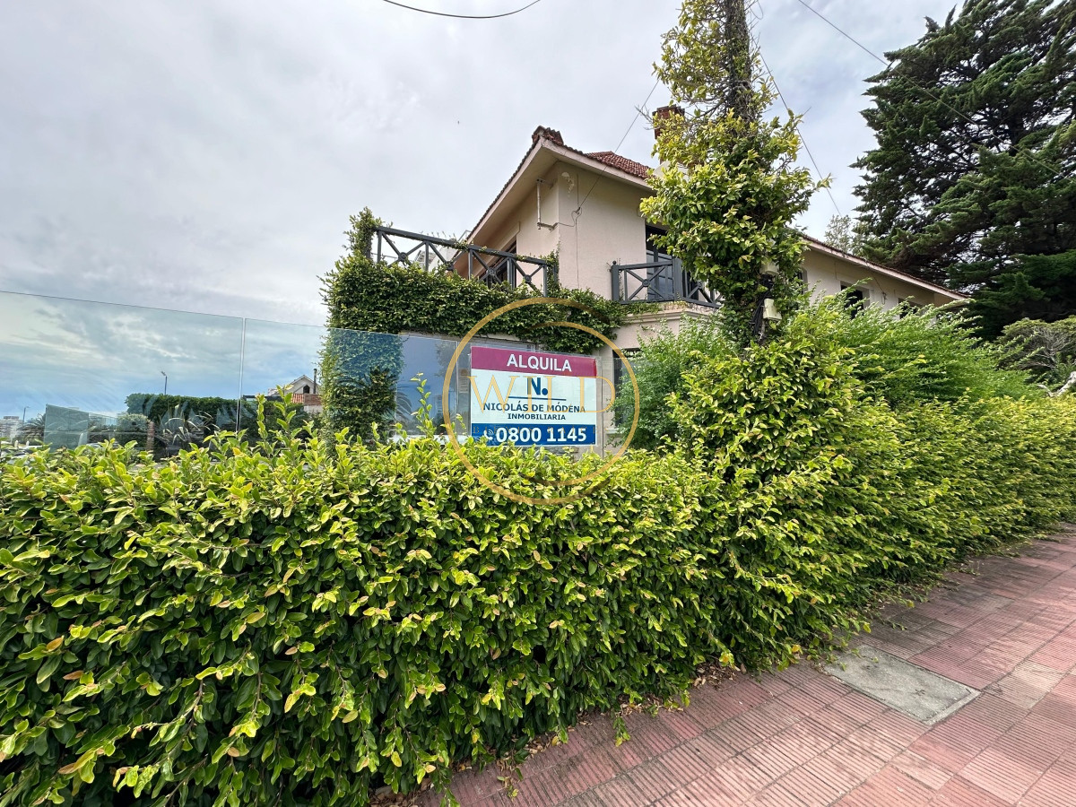 Casa ID.2085 - Casa de gran tamaño ubicada a pasos del Mar
