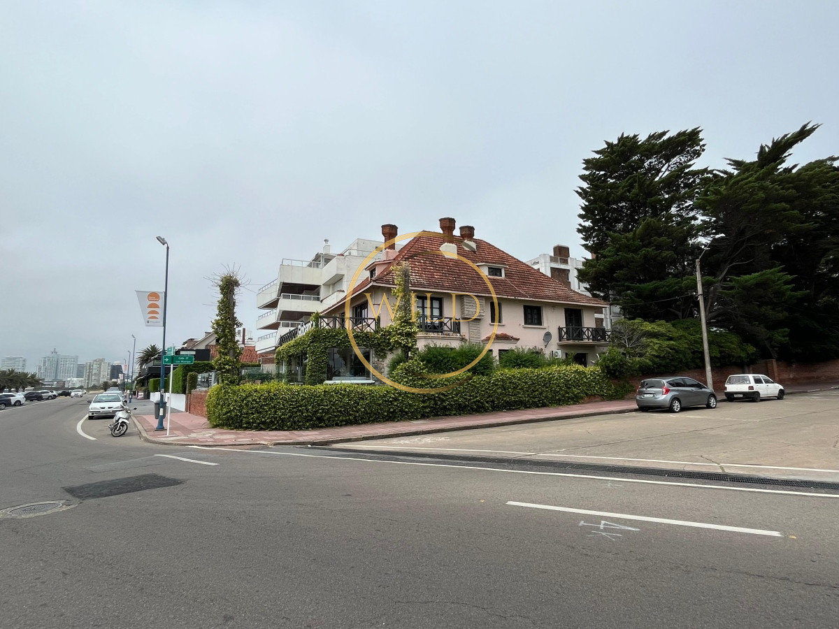 Casa ID.2085 - Casa de gran tamaño ubicada a pasos del Mar