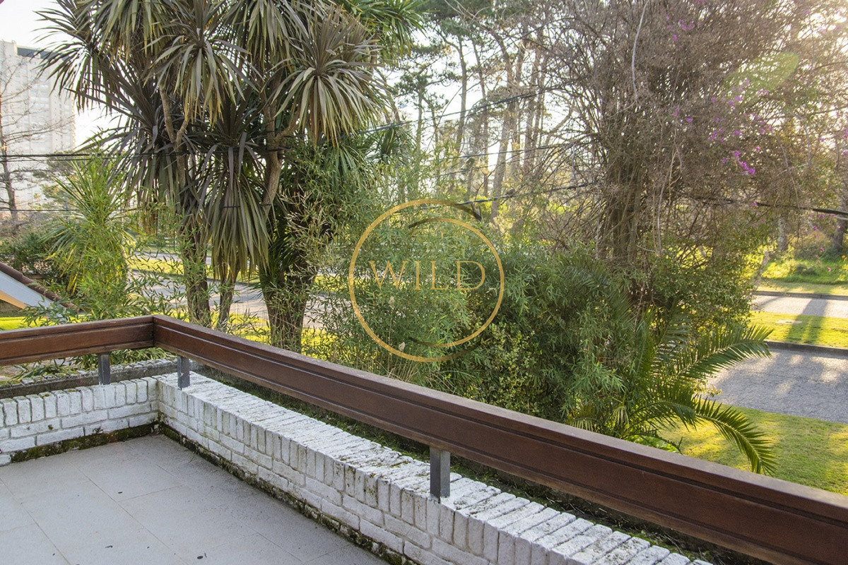 Casa ID.2580 - Casa a la venta en playa mansa Punta Del Este, gran tamaño ubicada en zona privilegiada.