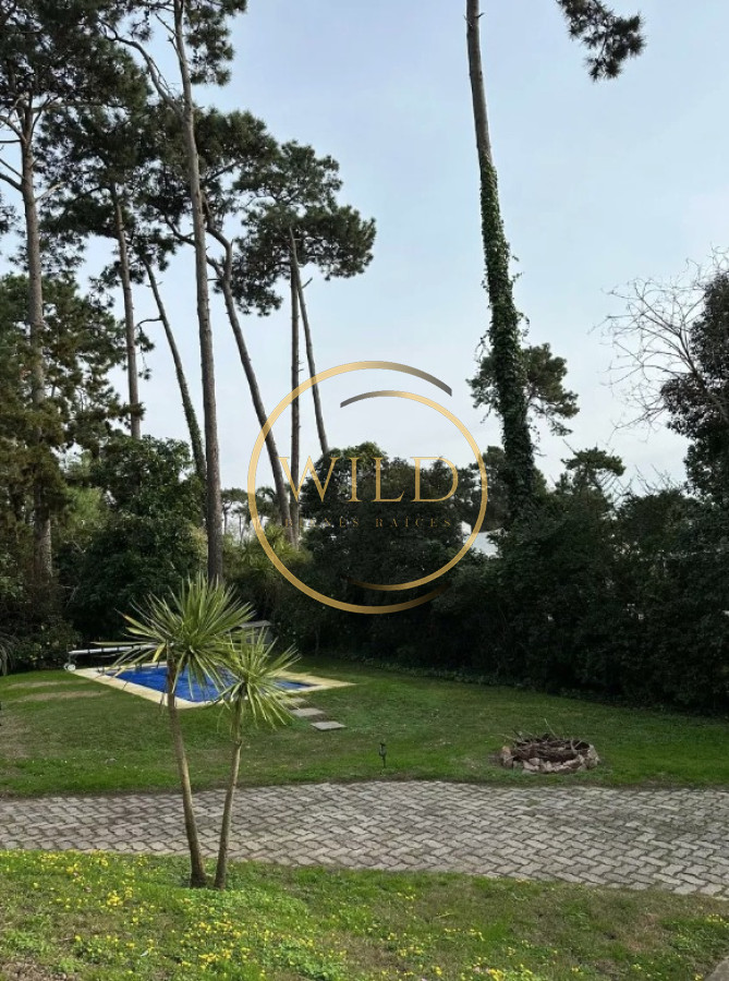 Casa ID.2566 - Vende espectacular casa en Lugano de 3 dormitorios, con piscina y parrillero.