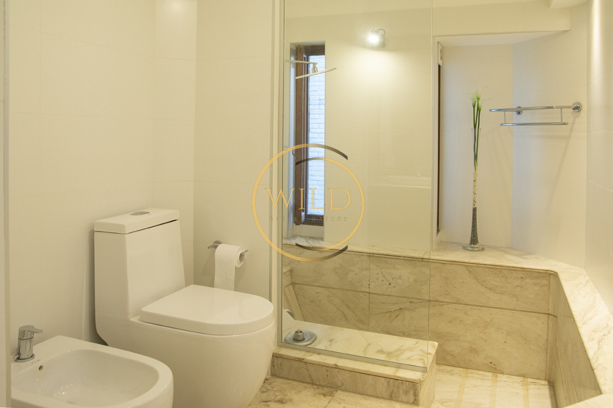 Casa ID.2580 - Casa a la venta en playa mansa Punta Del Este, gran tamaño ubicada en zona privilegiada.