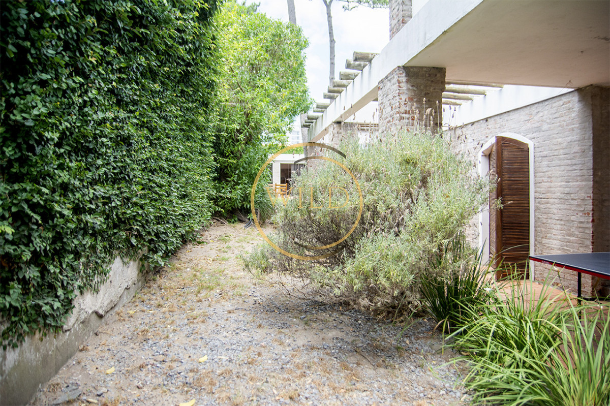 Casa ID.5675 - Excelente chalet de 5 dormitorios en venta a pasos de Playa Mansa Punta del Este