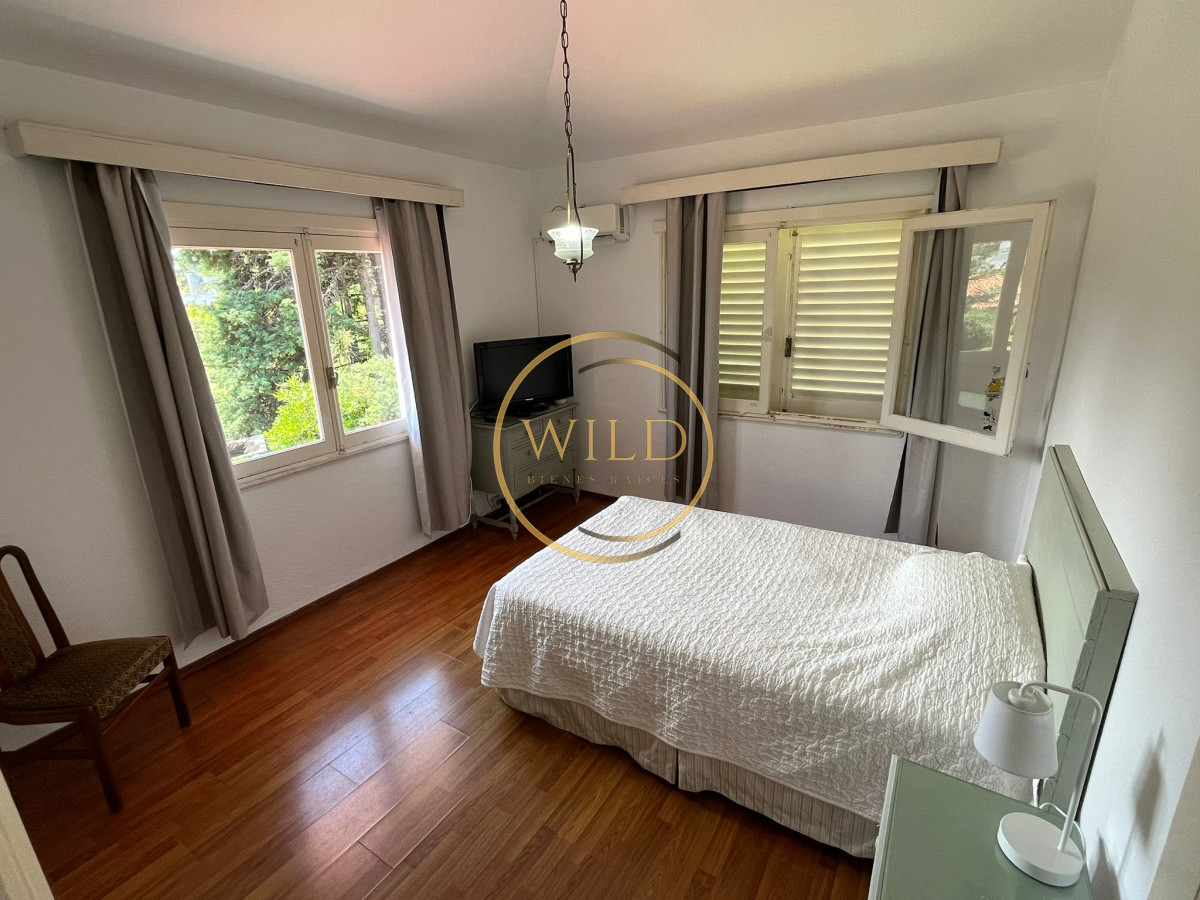 Casa ID.2563 - Casa en venta de 4 dormitorios, con barbacoa y piscina en Mansa a 1 cuadra del mar.