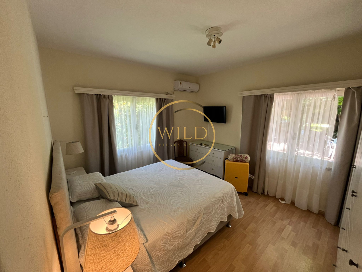 Casa ID.2563 - Casa en venta de 4 dormitorios, con barbacoa y piscina en Mansa a 1 cuadra del mar.